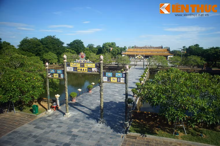 Cầu được xây bằng gạch, mặt dưới gồm nhiều vòm cuốn, được xây dựng từ đầu đời Gia Long, đến năm Minh Mạng thứ 14 thì được tu sửa và mở rộng hơn trong đợt tái thiết Hoàng thành.