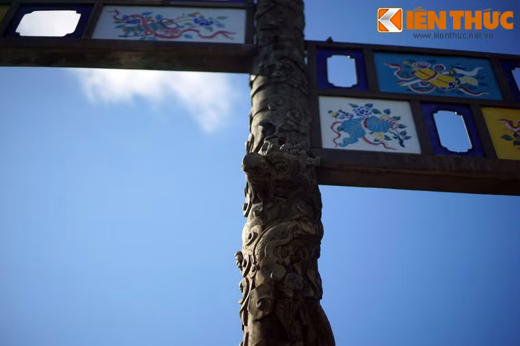 Một cột được tạo hình rồng vươn lên, cột biên kia tạo hình rồng lao xuống, tạo nên sự đăng đối, hài hòa.