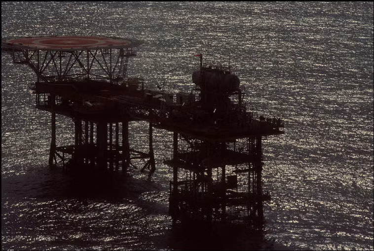 Giàn khoan dầu khí ngoài khơi Brunei. Khai thác dầu khí là ngành kinh tế quan trọng nhất của vương quốc này. Ảnh: Gueorgui Pinkhassov.