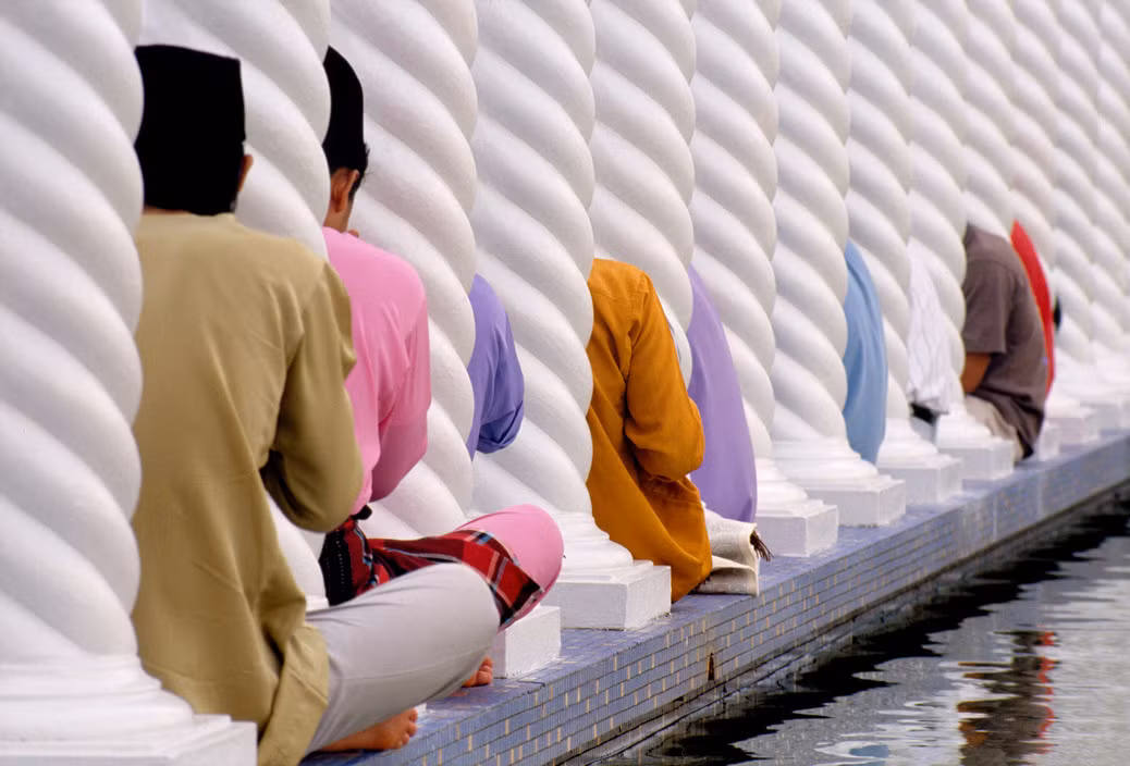 Các tín đồ làm lễ trong thánh đường Waqaf. Ảnh: Gueorgui Pinkhassov.