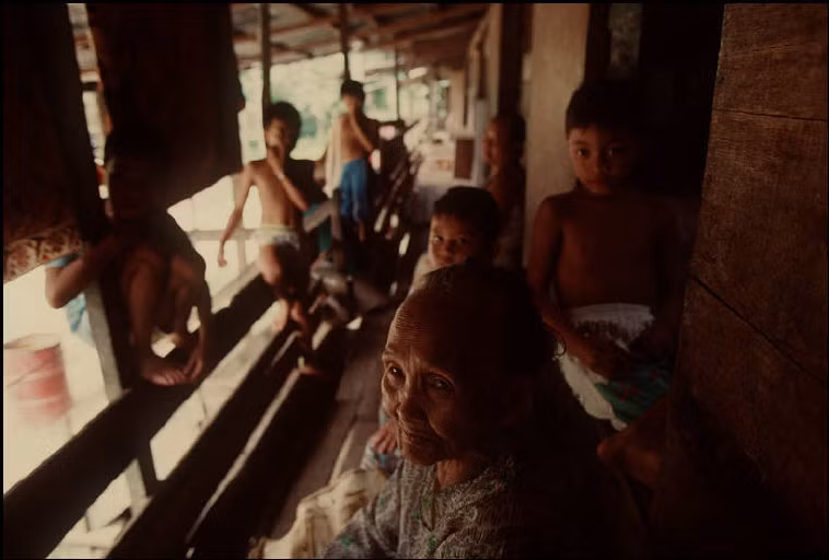 Phía ngoài một ngôi nhà dài trên sông theo kiểu truyền thống của người Iban ở Kampong Melilas, quận Belait, Brunei năm 1992. Ảnh: Gueorgui Pinkhassov.