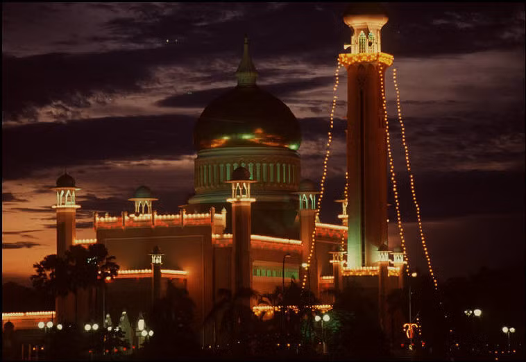 Thánh đường Waqaf rực rỡ lúc lên đèn. Ảnh: Gueorgui Pinkhassov.