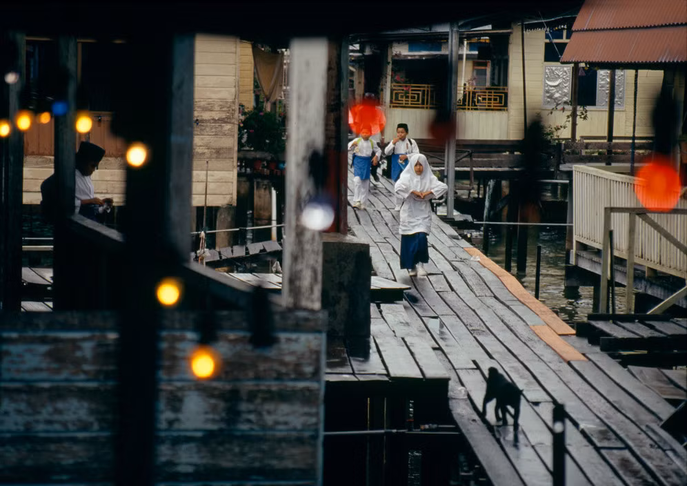 Các lối đi bằng gỗ kết nối các ngôi nhà trên mặt nước ở làng nổi Kampong Ayer. Ảnh: Gueorgui Pinkhassov.