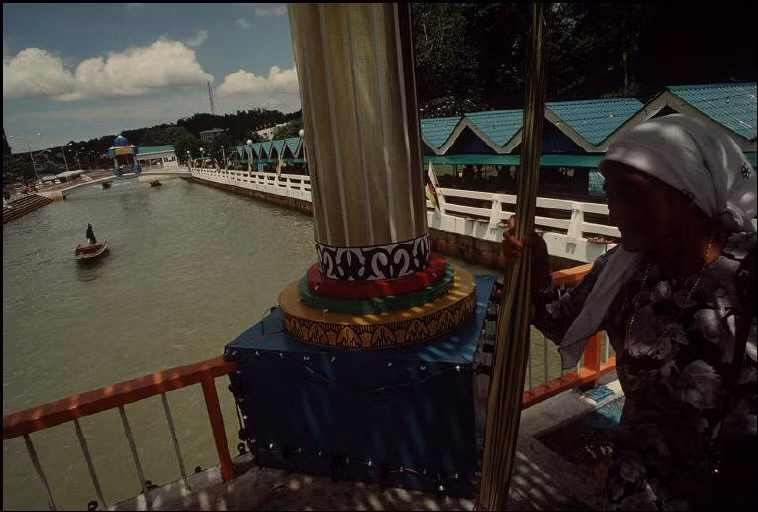 Khung cảnh nhìn từ một lối đi của làng nổi Kampong Ayer. Ảnh: Gueorgui Pinkhassov.