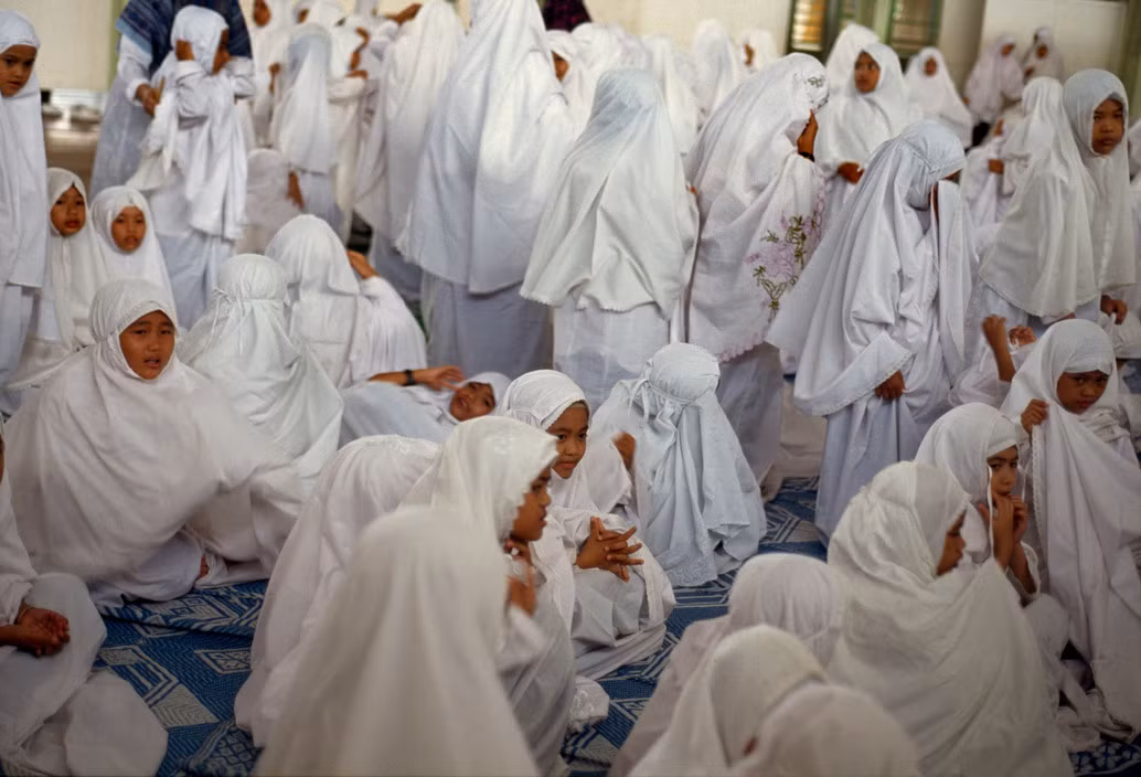 Trong lớp học dành cho nữ sinh thuộc một trường tôn giáo ở Tutong. Ảnh: Gueorgui Pinkhassov.