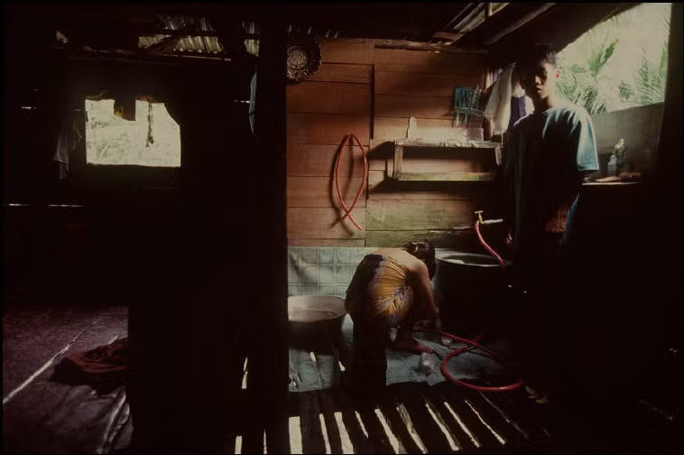 Khu vực nhà tắm trong ngôi nhà dài. Ảnh: Gueorgui Pinkhassov.