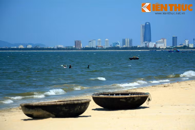 Nằm ở phía Tây Bắc của thành phố Đà Nẵng, vịnh Đà Nẵng được đánh giá là một địa danh chưa được khai thác hết tiềm năng du lịch của "thành phố đàng sống nhất Việt Nam".