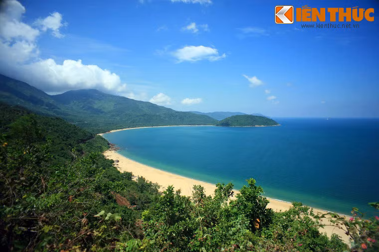 Ven bờ vịnh có nhiều bãi biển đẹp như bãi Tiên Sa, bãi Đá Đen, bãi Rạng, bãi Bụt, hòn Chảo, hòn Hành…