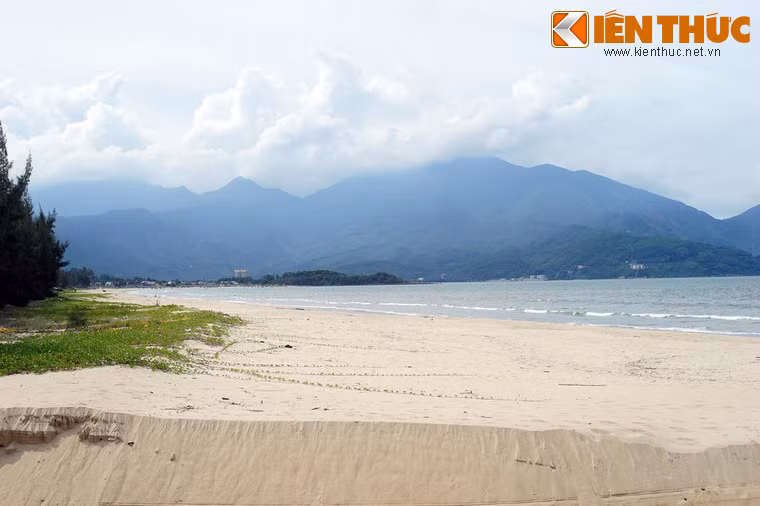 So với vùng biển Mỹ Khê đang phát triển nóng với hàng loạt dự án du lịch, nghỉ dưỡng lớn những năm gần đây, vùng vịnh Đà Nẵng vẫn còn rất hoang sơ.