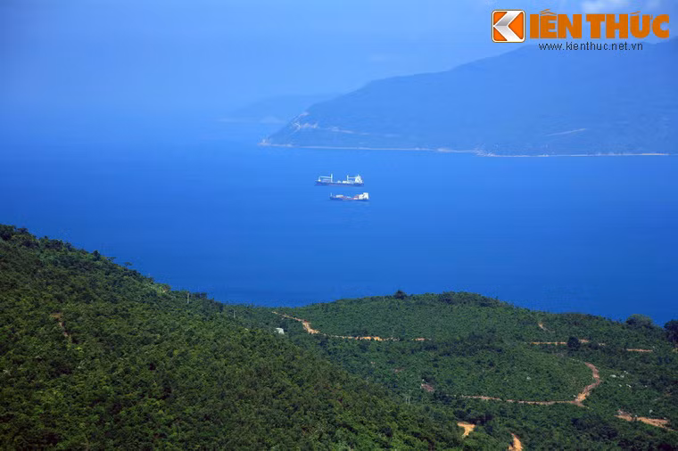 Ngày nay, ngoài tiềm năng du lịch, vịnh Đà Nẵng còn có vị thế chiến lược quan trọng trong lĩnh vực kinh tế thương mại và quân sự của miền Trung và cả đất nước do dây là một vũng biển sâu kín gió, án ngữ cửa sông Hàn và gần các tuyến hàng hải quốc tế qua Biển Đông.