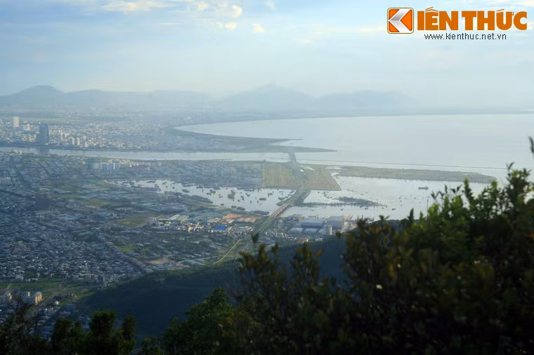 Xung quanh vịnh Đà Nẵng có nhiều điểm cao để chiêm ngưỡng toàn bộ vẻ đẹp của vịnh, nổi bật là đỉnh Bàn Cờ trên báo đảo Sơn Trà và một số cung đường sát bờ biển của đèo Hải Vân.