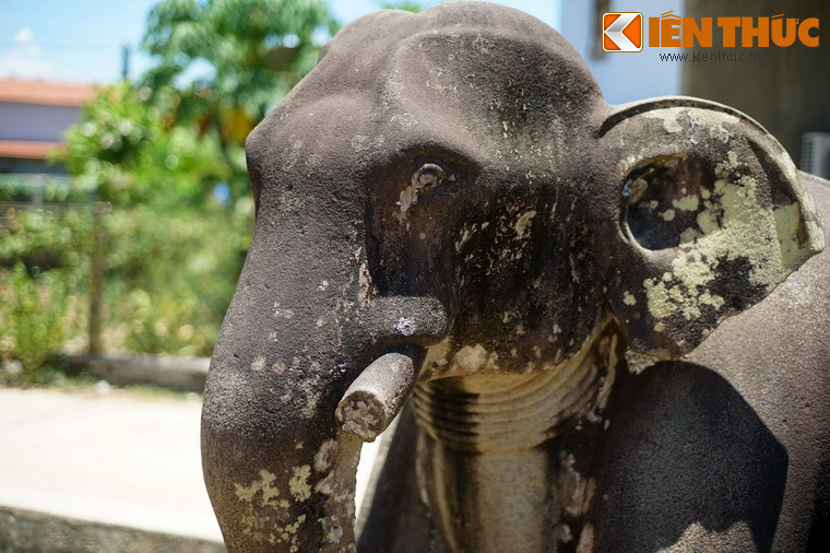 Bức tượng tạc từ một tảng đá nguyên khối rất lớn, được trau chuốt từng chi tiết nhỏ như nếp gấp của tai, hốc mắt... Cổ voi đeo vòng, ngà đã bị cụt, không rõ là chủ ý tạo hình của người xưa hay voi từng có ngà dài, nhưng đã bị cụt sau các thăng trầm lịch sử. Mắt voi được diễn tả rất có hồn.