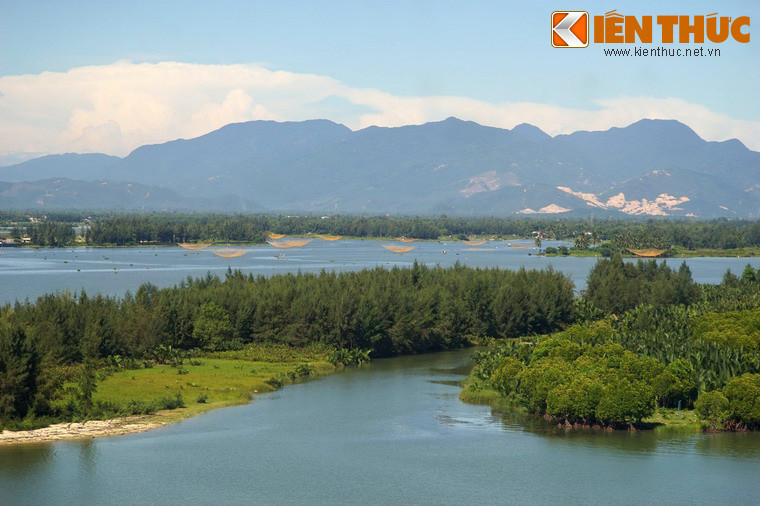 Thổ công thấy nước xâm phạm đến địa phận của mình cai quản cũng giận không kém. Thổ công làm phép khiến, cứ thấy nước ở đâu là lấy đất chắn ngang, không cho nước chảy lan ra được nữa.