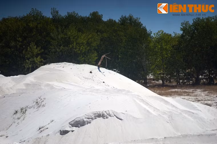 Trong những năm gần đây, việc khai thác cát trắng đã được đẩy mạnh ở nhiều địa phương do đây là nguồn vật liệu có giá trị cao cho ngành xây dựng.