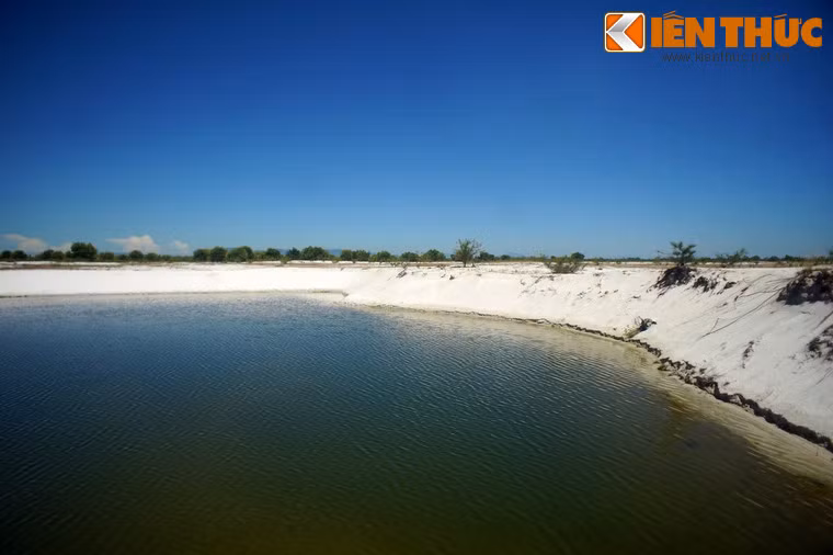 Dù khá đẹp mắt nhưng trong suốt nhiều thế kỷ, cát trắng là hình ảnh gắn với điều kiện tự nhiên khắc nghiệt của miền Trung.