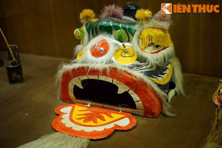 Đầu lân cũng là món đồ chơi không thể thiếu trong Tết Trung thu xưa. Loại đầu lân dùng để múa này có rất nhiều kích cỡ, ngày nay vẫn còn được sản xuất và bày bán phổ biến.