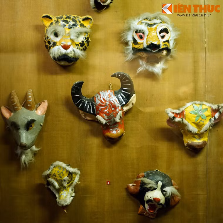 Mặt nạ giấy bồi vẫn còn được sản xuất nhưng phải chịu sự cạnh tranh mạnh mẽ từ các loại mặt nạ Trung Quốc có kiểu dáng bắt mắt và giá rẻ hơn. Làm ra một chiếc mặt nạ giấy bồi là một quá trình công phu gồm nhiều công đoạn như làm khuôn, bồi giấy, phơi khô, tô màu...