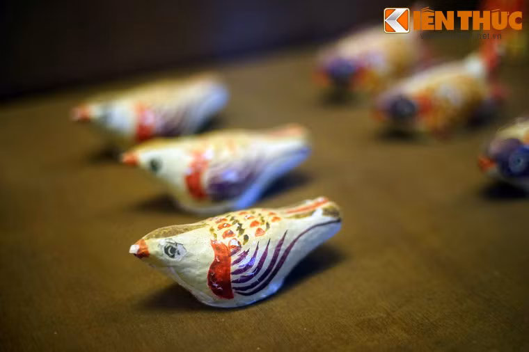 Bên cạnh ông phỗng giấy còn có các loại con giống bằng giấy rất sinh động như con gà, con cá chép...