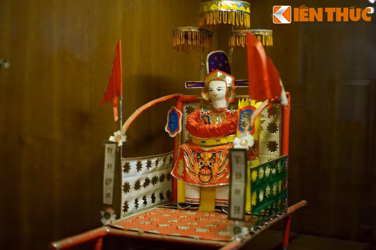 Đối với trẻ em, ông tiến sĩ giấy cũng là món đồ chơi Trung thu thú vị, vừa dùng để trưng, vừa có thể đem rước đi khắp phố cùng bạn bè.