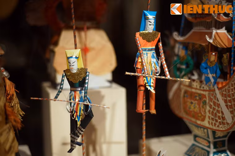 Ông đánh gậy trông trăng là một loại đồ chơi thú vị được điều khiển bằng dây như con rối, ngày nay chỉ còn được sản xuất với số lượng rất hạn chế tại một số làng nghề ở Hà Nội. (Hiện vật của Bảo tàng Mỹ thuật Việt Nam).