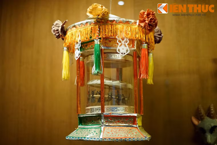 Đèn kéo quân là món đồ chơi độc đáo, được ví như một màn diễn rối bóng tự động. Khi thắp nến, những hình ảnh được vẽ trong đèn sẽ hiện ra trên mặt đèn giống như rối bóng và xoay vòng do lực đẩy của luồng khí nóng tạo ra từ ngọn lửa.