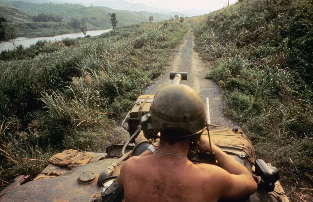 Lính Mỹ di chuyển bằng chiến xa trên đường 9. Ảnh: Larry Burrows.