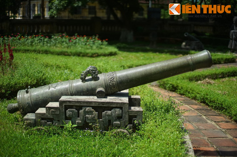 Ngoài ra, không thể không nhắc đến khu trưng bày ngoài trời, nơi quy tụ hàng chục hiện vật bằng đồng có kích thước lớn, chế tác tinh xảo, gồm các loại súng thần công, chuông, đỉnh, vạc...