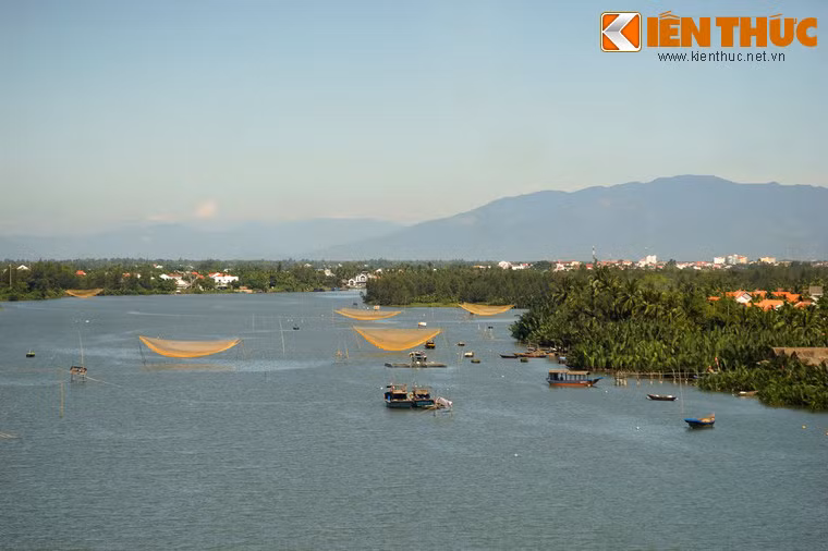 Toản cảnh sông Thu Bồn nhìn từ cầu Cửa Đại, phía xa là thành phố Hội An.
