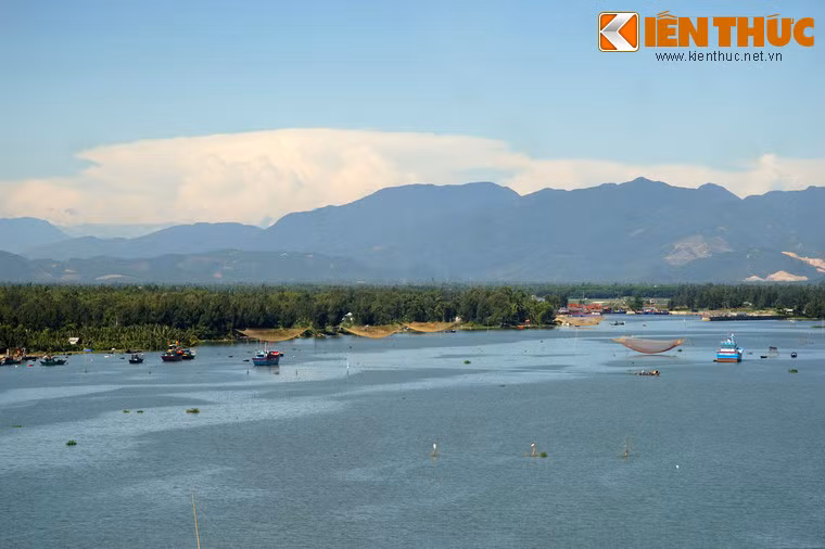 Những rặng núi hùng vĩ chắn ngang đường chân trời.