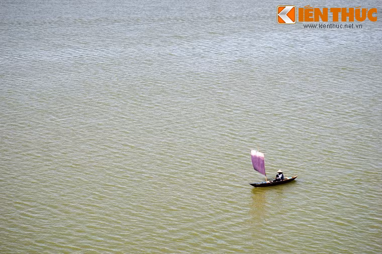 Sự nhỏ bé của con người giữa sông nước bao la.