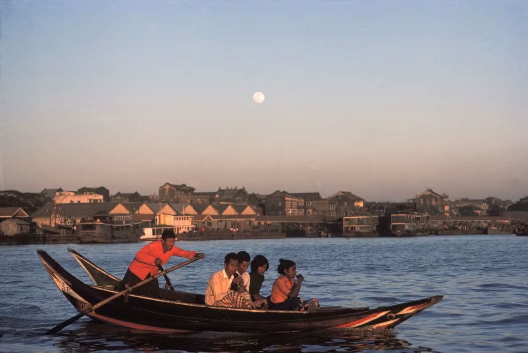 Đò qua sông Rangoon năm 1979. Thời điểm này các cây cầu bắc qua sông chưa được xây dựng. Ảnh: Hiroji Kubota/ Magnum Photos.