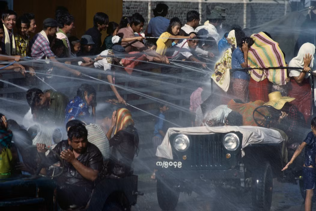Lễ hội té nước truyền thống trong dịp năm mới ở Mandalay, 1979. Ảnh: Hiroji Kubota/ Magnum Photos.
