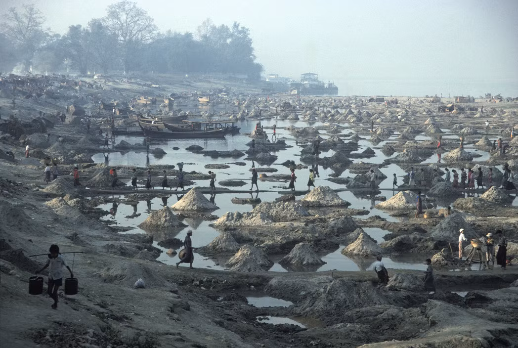 Công trường khai thác cát để mở rộng các con đường quanh cung điện hoàng gia ở Mandalay, 1995. Ảnh: Hiroji Kubota/ Magnum Photos.
