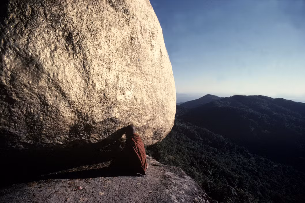 Một nhà sư cầu nguyện bên Tảng Đá Vàng lúc sáng sớm, 1978. Ảnh: Hiroji Kubota/ Magnum Photos.