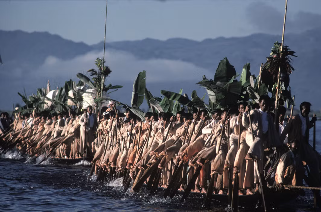 Đua thuyền truyền thống trong lễ hội chùa Phaung Daw U, 1986. Ảnh: Hiroji Kubota/ Magnum Photos.