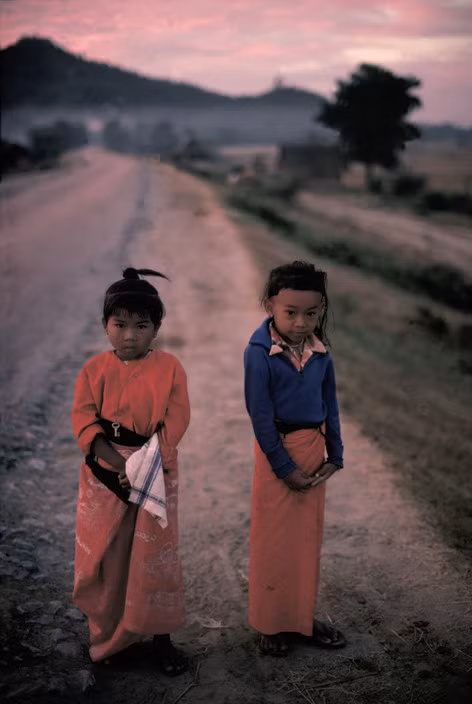 Hai đứa trẻ ở Mandalay, phía xa là đồi Mandalay, 1978. Ảnh: Hiroji Kubota/ Magnum Photos.