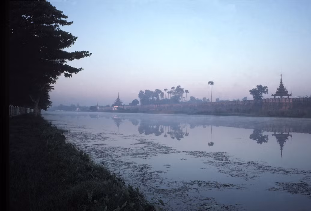 Bình minh trên sông Ayeyarwady ở Mandalay. Bên kia bờ sông là cung điện Hoàng gia Mandalay. Ảnh: Hiroji Kubota/ Magnum Photos.