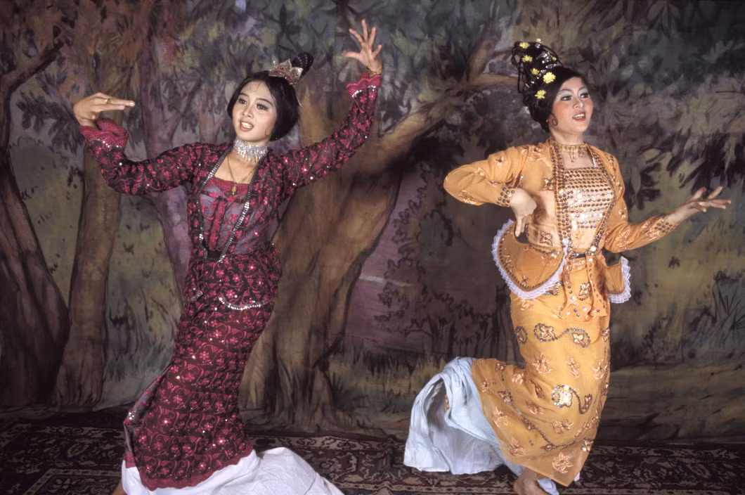 Hai vũ công biểu diễn điệu múa truyền thống của người Myanmar ở Mandalay, 1978. Ảnh: Hiroji Kubota/ Magnum Photos.