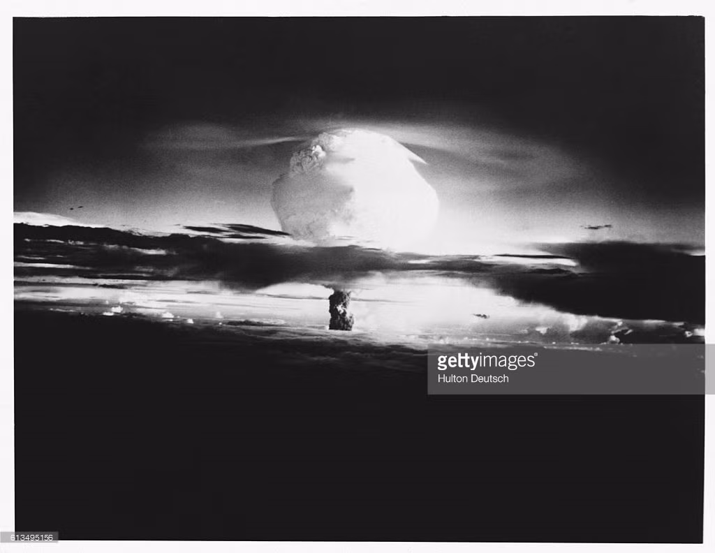 Chỉ sau vài giây, vụ nổ đã tạo ra quả cầu lửa có bán kính khoảng 3km. Do bom được kịch nổ gần mặt đất, quả cầu lửa đã không đạt kích cỡ tối đa. Ảnh: Getty.