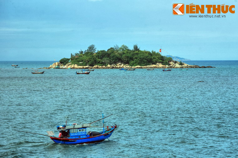 Hòn Đỏ là một đảo nhỏ cách đất liền 500m, trên đảo có chùa Từ, cũng là một thắng cảnh của Nha Trang.