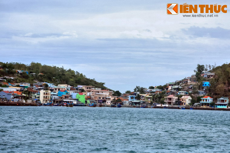 Các hòn đảo hấp dẫn khách du lịch khác ở vịnh Nha Trang là hòn Mun với hệ sinh thái san hô phong phú bậc nhất thế giới, hòn Tằm với khu nghỉ dưỡng 5 sao và các hoạt động giải trí thú vị, hòn Bích Đầm với nét độc đáo của cuộc sống ở làng chài hải đảo...