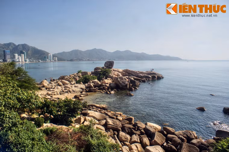 Ven bờ vịnh cũng có nhiều thắng cảnh đẹp như Hòn Chồng - Hòn Vợ, gồm hai cụm đá lớn nằm trong một bãi đá hình thù độc đáo hình thành do sự xâm thực của thủy triều lên đồi Lasan.