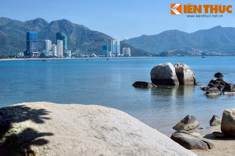 Thuộc địa phận thành phố Nha Trang, tỉnh Khánh Hòa, vịnh Nha Trang được ví như hòn ngọc của biển Đông vì cảnh quan thiên nhiên đẹp ít nơi đâu sánh bằng.