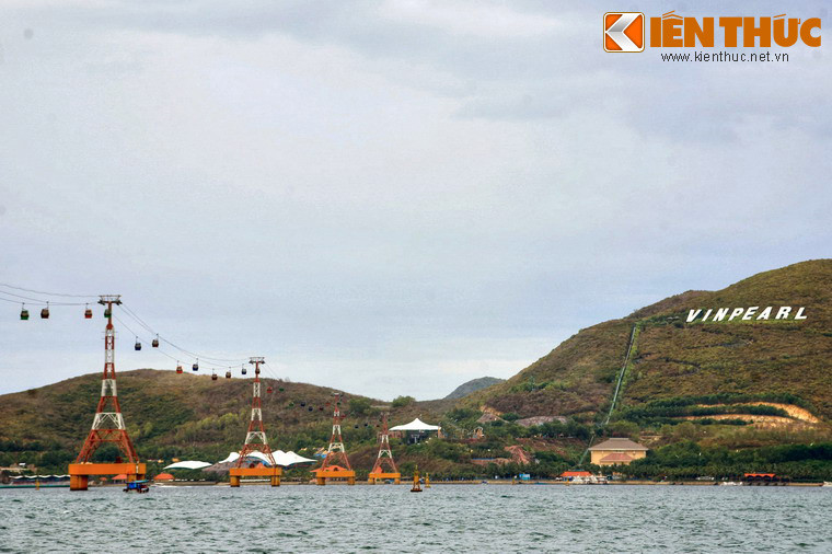 Nhiều đảo trong vịnh đã được đưa vào khai thác du lịch, trong đó, hòn Tre - đảo lớn nhất - là nơi thu hút nhiều du khách nhất với nhiều cơ sở nghỉ dưỡng đẳng cấp quốc tế, công viên giải trí Vinpearl Land và tuyến cáp treo vượt biển dài nhất thế giới tại thời điểm khánh thành (tháng 3/2007) với chiều dài 3.320m.