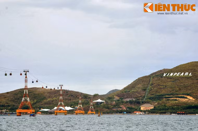 Nhiều đảo trong vịnh đã được đưa vào khai thác du lịch, trong đó, hòn Tre - đảo lớn nhất - là nơi thu hút nhiều du khách nhất với nhiều cơ sở nghỉ dưỡng đẳng cấp quốc tế, công viên giải trí Vinpearl Land và tuyến cáp treo vượt biển dài nhất thế giới tại thời điểm khánh thành (tháng 3/2007) với chiều dài 3.320m.