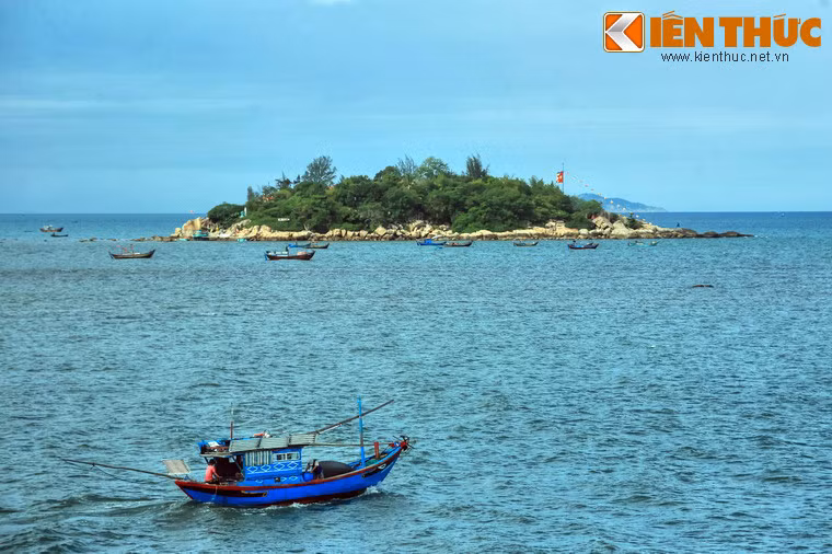 Hòn Đỏ là một đảo nhỏ cách đất liền 500m, trên đảo có chùa Từ, cũng là một thắng cảnh của Nha Trang.