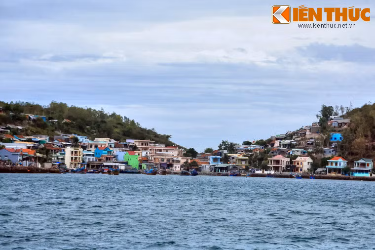 Các hòn đảo hấp dẫn khách du lịch khác ở vịnh Nha Trang là hòn Mun với hệ sinh thái san hô phong phú bậc nhất thế giới, hòn Tằm với khu nghỉ dưỡng 5 sao và các hoạt động giải trí thú vị, hòn Bích Đầm với nét độc đáo của cuộc sống ở làng chài hải đảo...