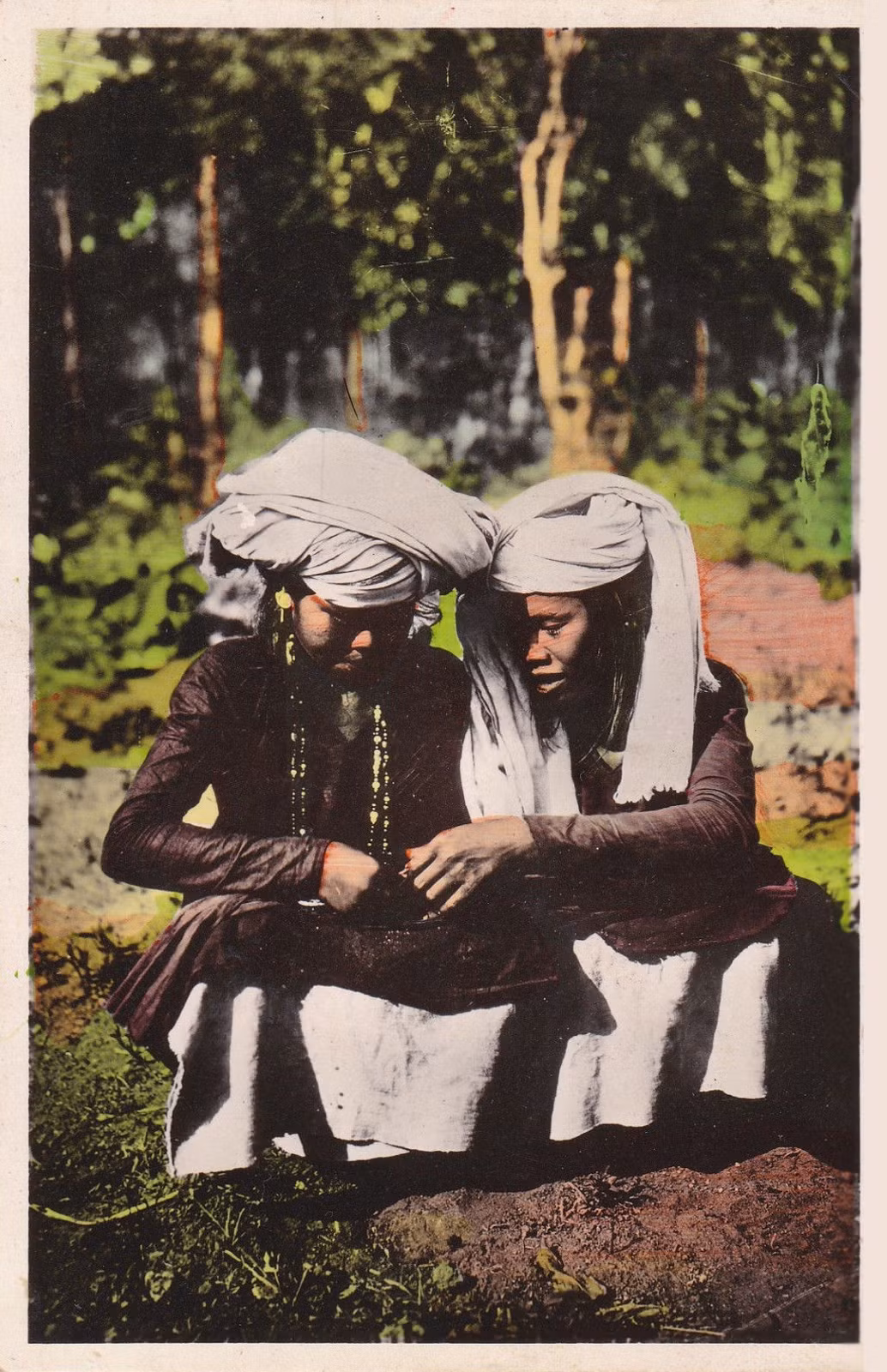 Hai phụ nữ người Chăm Nam Bộ. Ảnh tư liệu.