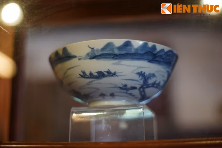 Bát vẽ cảnh sông nước, đồ sứ kí kiểu thời vua Minh Mạng.