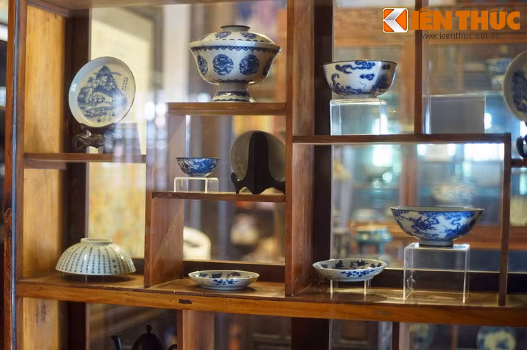 Bộ sưu tập này quy tụ những vật phẩm bằng sứ phục vụ sinh hoạt của hoàng gia, được gửi kiểu thức đặt làm tại các lò sứ danh tiếng của Trung Quốc, châu Âu, Nhật Bản.